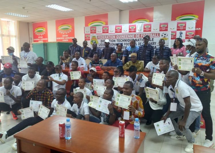 District de Football Ratoma : les éducateurs reçoivent leurs diplômes de ‘’Licence D CAF »